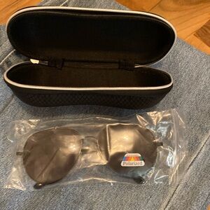 Polarized aviator sunglasses new in zipperr clamshelll case free with purchase